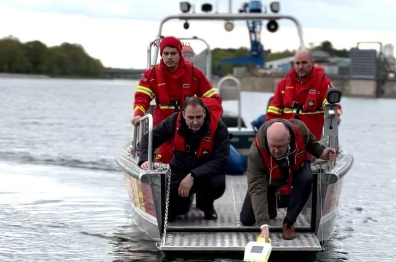 Mathias Rümler, Leiter der Sparkassen-Geschäftsstelle Hugenottenplatz, und Johannes von Hebel, Vorstandsvorsitzender der Sparkasse, probieren das neue Sonargerät auf dem DLRG-Boot in Erlangen aus (vorne von links). Mathias Rümler, Leiter der Sparkassen-Geschäftsstelle Hugenottenplatz, und Johannes von Hebel, Vorstandsvorsitzender der Sparkasse, probieren das neue Sonargerät auf dem DLRG-Boot in Erlangen aus (vorne von links).