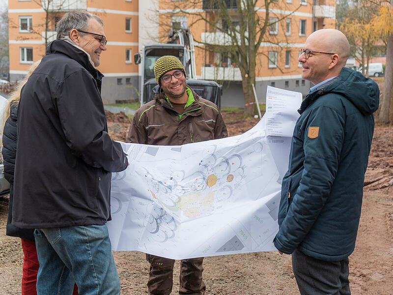 Inspizierten die Baustelle Naturerfahrungsraum: (von links) Thomas Achstetter, Planungsbüro arc grün, Christina Martin, Tiefbau Stadt Bad Kissingen, Sebastian Metz, Gartendesign Metz GmbH sowie Oberbürgermeister Dr. Dirk Vogel. Inspizierten die Baustelle Naturerfahrungsraum: (von links) Thomas Achstetter, Planungsbüro arc grün, Christina Martin, Tiefbau Stadt Bad Kissingen, Sebastian Metz, Gartendesign Metz GmbH sowie Oberbürgermeister Dr. Dirk Vogel.