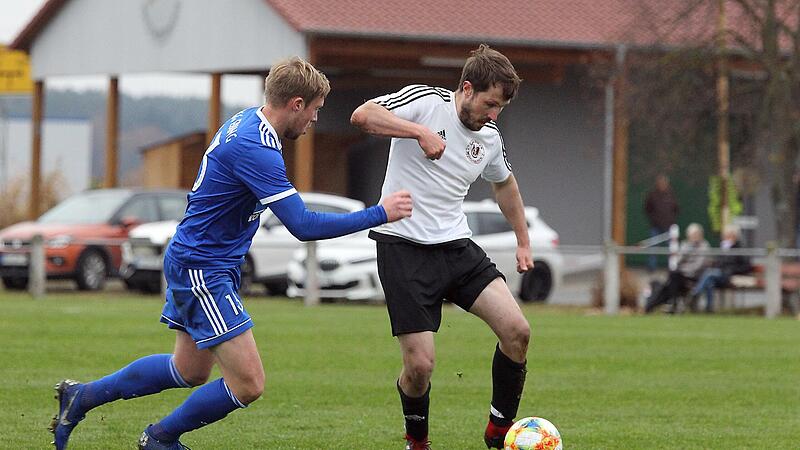 Ein wichtiger Sieg auf dem Weg zum Klassenerhalt in der Kreisliga Bamberg: Julian Lorz (l.) und die SpVgg Ebing haben sich trotz Unterzahl mit 2:1 gegen die SpVgg Mühlhausen und Jan Kotterer (r.) behauptet. Ein wichtiger Sieg auf dem Weg zum Klassenerhalt in der Kreisliga Bamberg: Julian Lorz (l.) und die SpVgg Ebing haben sich trotz Unterzahl mit 2:1 gegen die SpVgg Mühlhausen und Jan Kotterer (r.) behauptet.