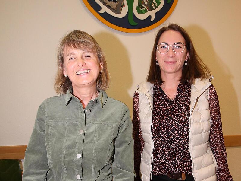 Den Synodalen vorgestellt: die beiden neuen Sekretärinnen im Dekanatsbüro Petra Fischer (links) und Marina Ulrich.
