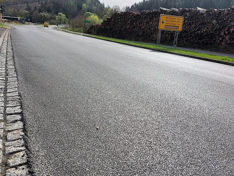 Die neue Asphaltschicht ist gefühlt geräuschärmer als die alte. Die neue Asphaltschicht ist gefühlt geräuschärmer als die alte.