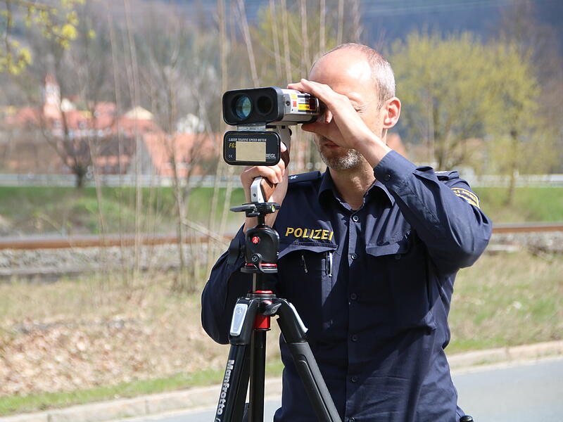 Mit der Laserpistole checkt Stefan Zimmermann, ob sich alle an das erlaubte Tempo 50 halten.