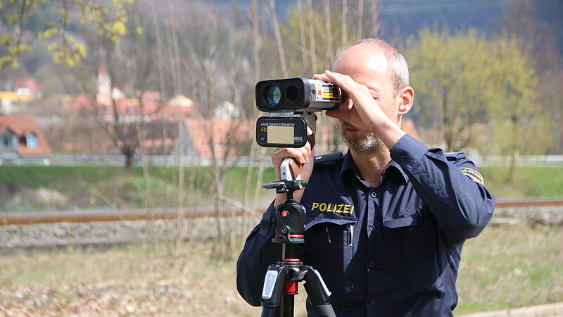 Mit der Laserpistole checkt Stefan Zimmermann, ob sich alle an das erlaubte Tempo 50 halten.