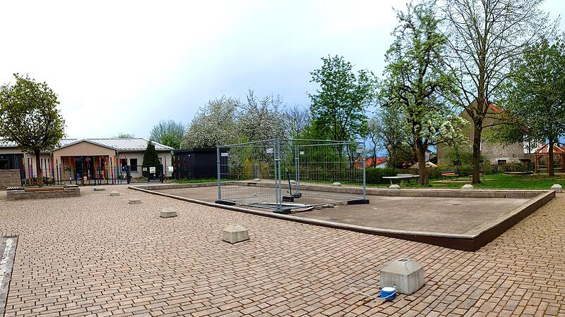 Der Kindergarten &bdquo;G&uuml;ckernest&ldquo; (hinten links) braucht dringend mehr Platz. Im Gespr&auml;ch ist nun, auf dem Kirchplatz Container aufzustellen. Die Fl&auml;che &ndash; die Betonplatte (rechts) ist bereits vorhanden &ndash; war eigentlich f&uuml;r den Jugendraum vorgesehen.