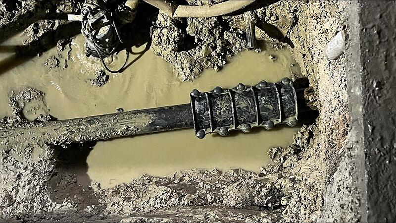 Unter anderem diese geplatzte Leitung in der Schulstra&szlig;e lie&szlig; den Hochwasserbeh&auml;lter leerlaufen.