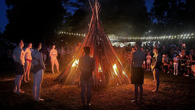 Das Johannisfeuer in Dechsendorf wurde nach einem Fackelschwimmen entz&uuml;ndet.