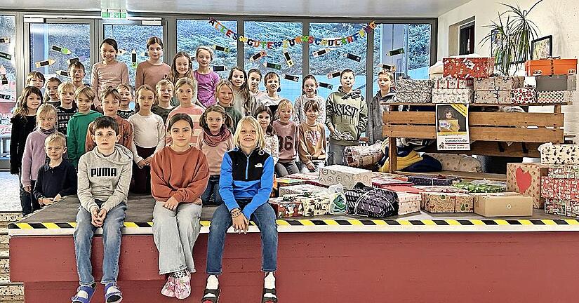 Fleißig haben die Schulkinder Päckchen für notleidende Kinder gefüllt. Fleißig haben die Schulkinder Päckchen für notleidende Kinder gefüllt.