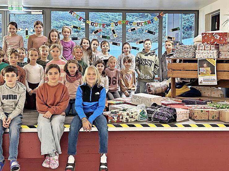 Fleißig haben die Schulkinder Päckchen für notleidende Kinder gefüllt. Fleißig haben die Schulkinder Päckchen für notleidende Kinder gefüllt.