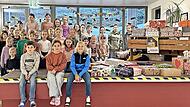 Fleißig haben die Schulkinder Päckchen für notleidende Kinder gefüllt. Fleißig haben die Schulkinder Päckchen für notleidende Kinder gefüllt.