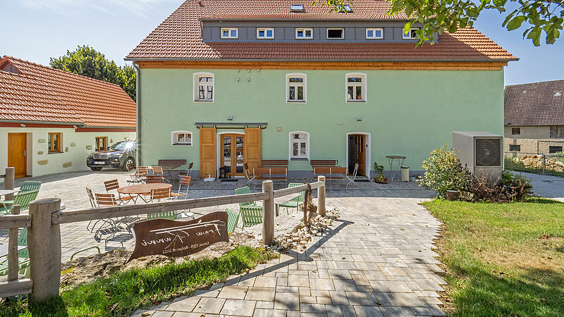 "Frau Kunni" jetzt"Frau Kunni" - so sah das gehöft vor und nach der Renovierung aus. So sieht das Haus und die Terrasse des Cafés jetzt aus.