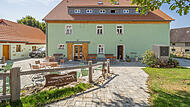 So sieht das Haus und die Terrasse des Cafés jetzt aus.