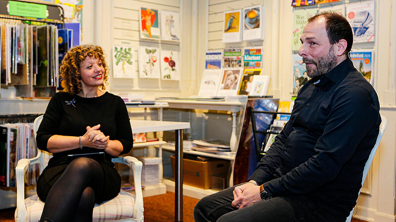 Buchhandlung statt Podcast-Studio: Martin Beyer war live zu Gast im Fr&auml;nkischen Talk: In der Buchhandlung "Neue Collibri" erz&auml;hlte er aus seinem Leben und davon, wie er Geschichten entwickelt und zu Romanen formt.