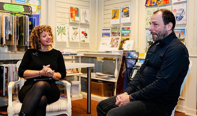 Buchhandlung statt Podcast-Studio: Martin Beyer war live zu Gast im Fränkischen Talk: In der Buchhandlung "Neue Collibri" erzählte er aus seinem Leben und davon, wie er Geschichten entwickelt und zu Romanen formt.