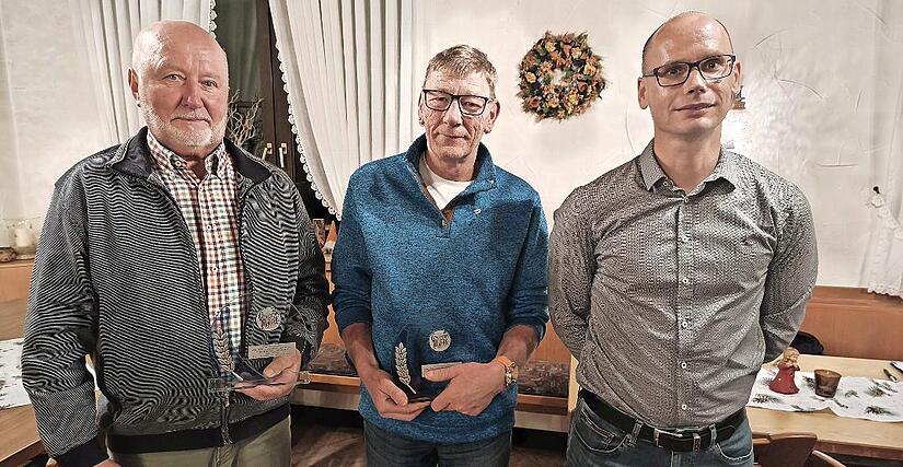 Geehrt wurden beim RVC Steinwiesen vom Vorsitzenden Andreas Klinger (rechts) die beiden einstigen aktiven Radballer Gerhard Michel (links) für 60-und Tommy Jonak für 40-jährige Treue. Geehrt wurden beim RVC Steinwiesen vom Vorsitzenden Andreas Klinger (rechts) die beiden einstigen aktiven Radballer Gerhard Michel (links) für 60-und Tommy Jonak für 40-jährige Treue.