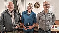 Geehrt wurden beim RVC Steinwiesen vom Vorsitzenden Andreas Klinger (rechts) die beiden einstigen aktiven Radballer Gerhard Michel (links) f&uuml;r 60-und Tommy Jonak f&uuml;r 40-j&auml;hrige Treue.