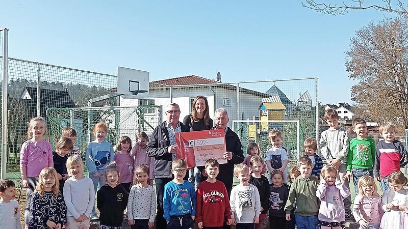 Vorsitzender Harald G&ouml;tz (hinten rechts) und Zweiter Vorsitzender Robert Puff (hinten links) &uuml;berreichen der Leiterin der Einrichtung, Diana D&ouml;ppmann den Spendenscheck.