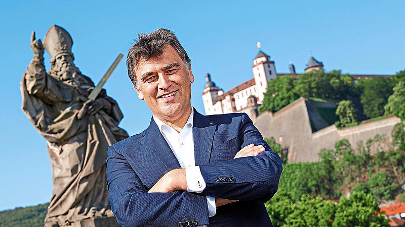 Kilian Moritz vor der Statue des Heiligen Kilians auf der Alten Mainbrücke in Würzburg. Daniel Löb Kilian Moritz vor der Statue des Heiligen Kilians auf der Alten Mainbrücke in Würzburg. Daniel Löb