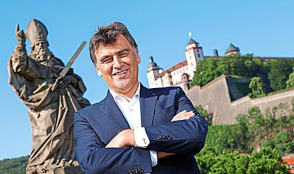Kilian Moritz vor der Statue des Heiligen Kilians auf der Alten Mainbrücke in Würzburg. Daniel Löb Kilian Moritz vor der Statue des Heiligen Kilians auf der Alten Mainbrücke in Würzburg. Daniel Löb