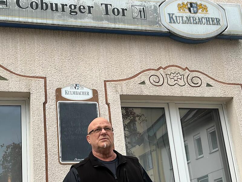 Karl-Heinz Wagner vor dem „Coburger Tor“. Karl-Heinz Wagner vor dem „Coburger Tor“.
