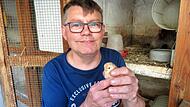 Elmar ist stolz auf seine Tiere – er züchtet Hühner und Wachteln. Elmar ist stolz auf seine Tiere – er züchtet Hühner und Wachteln.