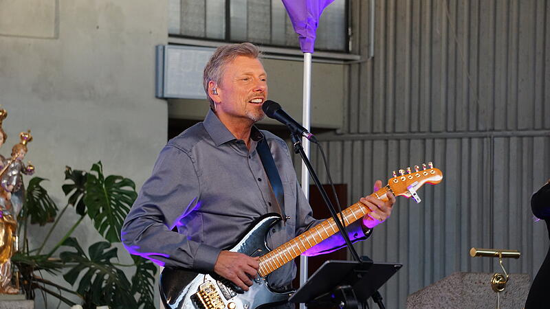 Albert Frey spielte in der Garitzer Kirche ein Passionskonzert mit Ausz&uuml;gen aus seinem Chormusical "7 Worte vom Kreuz".