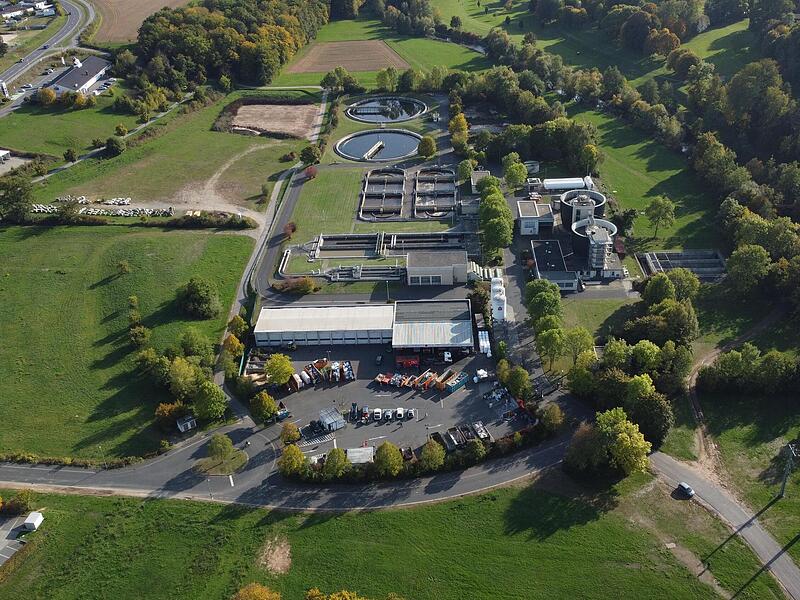 Die Kläranlage verschluckt viel Energie – angesichts des Klimawandels und der Energiekrise ein Problem. Die Anlage gleiche derzeit einer Dauerbaustelle, heißt es von der Stadt. Mehr als 4,5 Millionen Euro sollen mittelfristig investiert werden. Die Kläranlage verschluckt viel Energie – angesichts des Klimawandels und der Energiekrise ein Problem. Die Anlage gleiche derzeit einer Dauerbaustelle, heißt es von der Stadt. Mehr als 4,5 Millionen Euro sollen mittelfristig investiert werden.