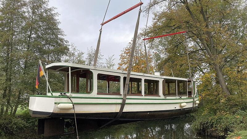 Wie Spielzeuge schweben die tonnenschweren Boote in der Luft.
