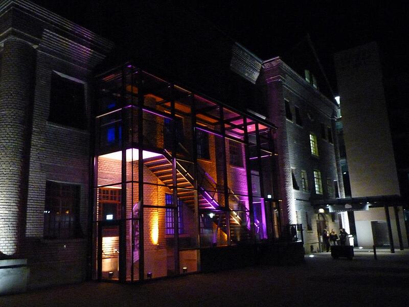 Die Kulturfabrik Fortuna in Höchstadt erstrahlt am Abend in buntem Licht.