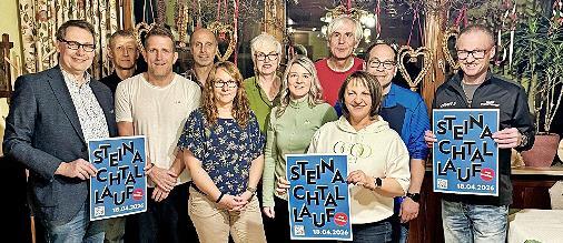 B&uuml;rgermeister Roland Wolfrum mit dem neuen Vorstand: Thomas Lauterbach, Markus Tanzhaus, Konrad Witzgall, Doreen Tr&ouml;bs, Monika Weisath, Corinna Winkler, J&ouml;rg Fries, Anja Bergmann, Matthias Winkler und Harald Schricker (von links).