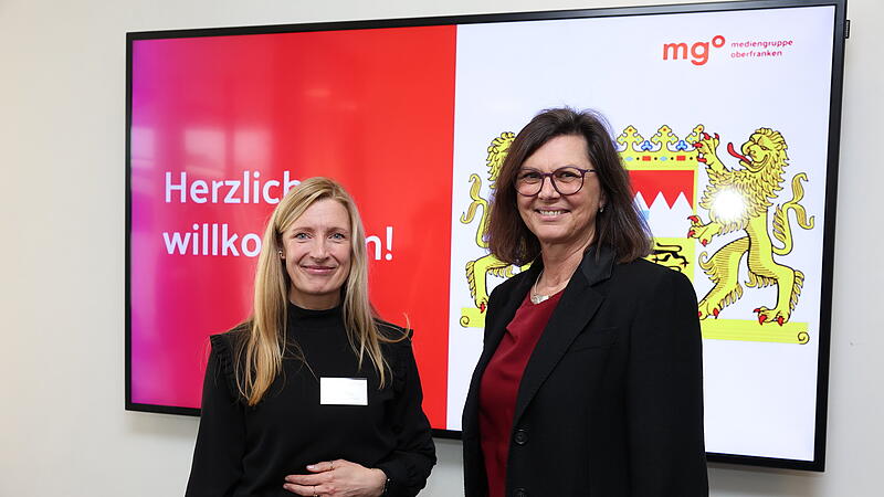 Holding-Geschäftsführerin Eva-Maria Bauch (links) begrüßt Landtagspräsidentin Ilse Aigner.