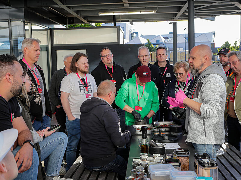 Der Gewürz-Sommelier erklärte den Teilnehmern unter anderem, worauf es bei einer guten Marinade ankommt und welche Gewürze nicht auf den Grill sollten.Grill-Workshop