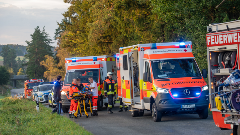 Unfall bei Steinfeld: Verletzter Fahrer muss aus Auto geborgen werden Unfall bei Steinfeld: Verletzter Fahrer muss aus Auto geborgen werden