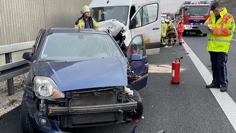 Die Feuerwehr Forchheim hilft bei der R&auml;umung der Unfallstelle.Forchheim & Fr&auml;nkische Schweiz