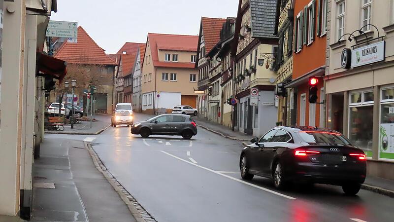 Blick von der Bamberger in die Lichtenfelser Stra&szlig;e: Ma&szlig;nahmen zur Verkehrsberuhigung auf innerst&auml;dtischen Staatstra&szlig;en brauchen wichtige Gr&uuml;nde.
