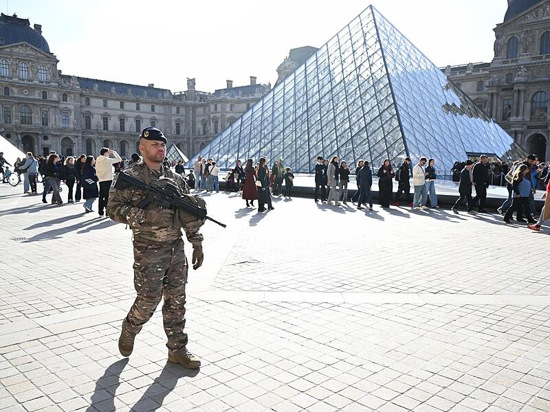Nach Raubüberfall auf Louvre in Paris