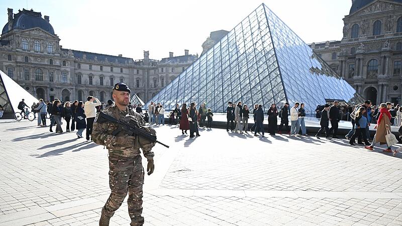 Nach Raubüberfall auf Louvre in Paris