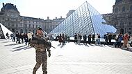 Nach Raubüberfall auf Louvre in Paris