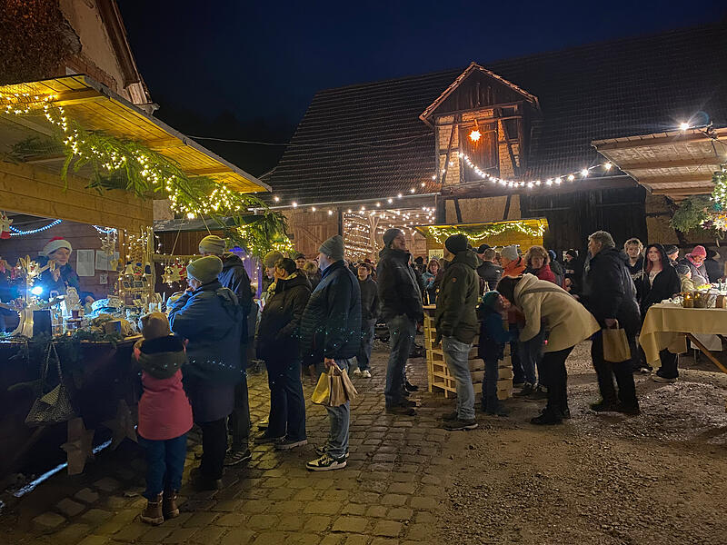 Die alte M&uuml;hle in R&uuml;ssenbach erstrahlt im Lichterglanz &ndash; in stimmungsvoller Atmosph&auml;re feiern die G&auml;ste auf dem M&uuml;hlen-Weihnachtsmarkt.