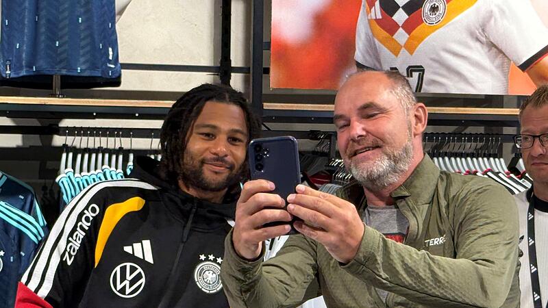Autogrammstunde Serge GnabryBildergalerie Autogrammstunde Serge Gnabry