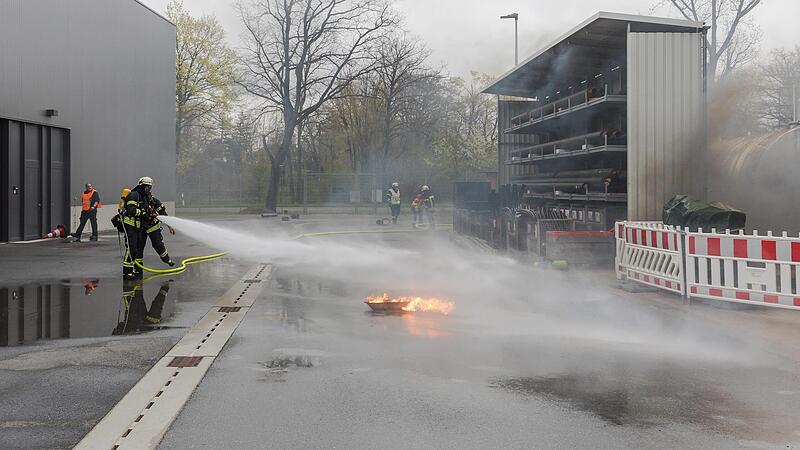 Tr&uuml;mmerfelder und &uuml;berall Brandherde: Die Feuerwehr &uuml;bte den Einsatz nach einer Explosion auf dem Gel&auml;nde der Herzo Werke.