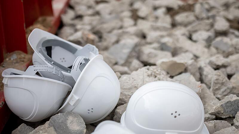 Bauhelme auf Bauschutt