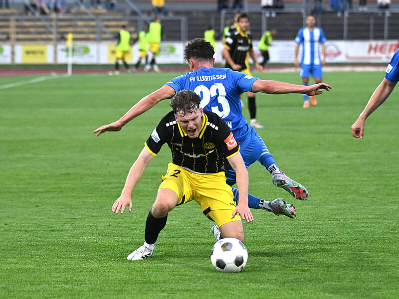 Sport Fußball Saison 2025 / 2026  Regionalliga Bayern  02. Spieltag  am Freitag  01.08.2025  Spielort  Bayreuth Hans-Walter-Wild-Stadion  Spielbeginn 19.00 h  SpVgg Bayreuth  gegen FV Illertissen Halbzeitergebnis 0:3  Leon Bucher gegen Eduard Heckmann 23