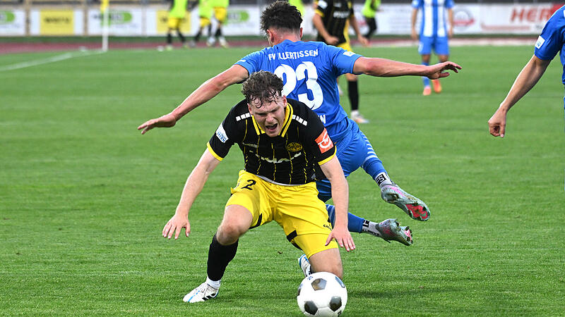 Sport Fußball Saison 2025 / 2026  Regionalliga Bayern  02. Spieltag  am Freitag  01.08.2025  Spielort  Bayreuth Hans-Walter-Wild-Stadion  Spielbeginn 19.00 h  SpVgg Bayreuth  gegen FV Illertissen Halbzeitergebnis 0:3  Leon Bucher gegen Eduard Heckmann 23