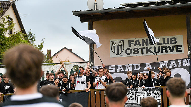 Relegation zur Landesliga: Der FC Sand (wei&szlig;e Trikots) entschied das Derby gegen die DJK Dampfach vor knapp 1800 Zuschauern mit 1:0 f&uuml;r sich.