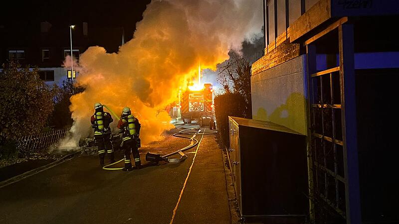 Als in Neunkirchen ein Auto brannte, waren die Kameraden der Wehr zur Stelle.Forchheim & Fr&auml;nkische Schweiz