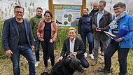 Erfolgreiche Zusammenarbeit: Karsten Fischkal, Fabian Hubert, Thomas Garthe mit seinem Hund Dr. Quincy, Elena Haberkamm, Gemeindewerke Adelsdorf, Roland Lindacher, Sebastian Klebe und Karin Klein-Schmidt.