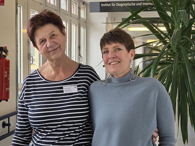 Casemanagement Sana Klinikum CoburgOnkologie Sana Coburg Gundi Jakob (l.) ist Casemanagerin am Klinikum in Coburg. Sie stand Christine Kissing (r.) während der schweren Zeit zur Seite und hat Termine und Abläufe für sie organisiert.