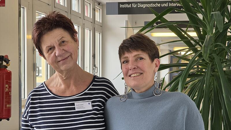Gundi Jakob (l.) ist Casemanagerin am Klinikum in Coburg. Sie stand Christine Kissing (r.) w&auml;hrend der schweren Zeit zur Seite und hat Termine und Abl&auml;ufe f&uuml;r sie organisiert.