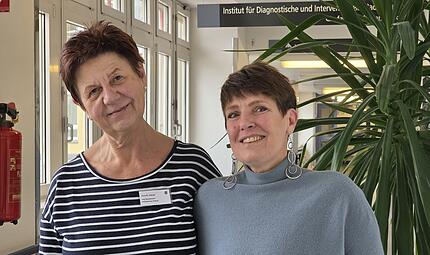 Gundi Jakob (l.) ist Casemanagerin am Klinikum in Coburg. Sie stand Christine Kissing (r.) w&auml;hrend der schweren Zeit zur Seite und hat Termine und Abl&auml;ufe f&uuml;r sie organisiert.