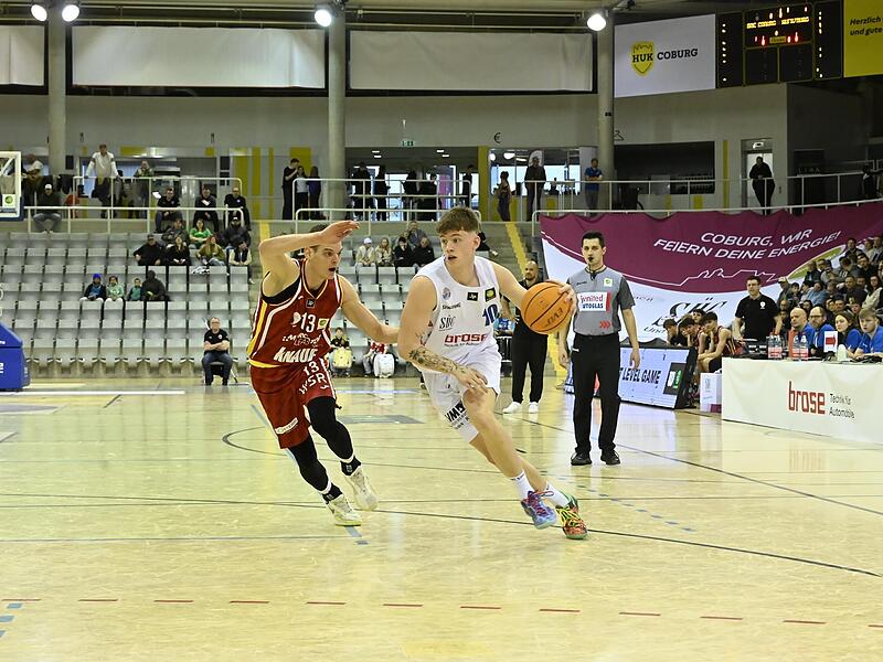 Tim Herzog (am Ball) wird in der kommenden Saison bei den Vestestädtern bleiben. Tim Herzog (am Ball) wird in der kommenden Saison bei den Vestestädtern bleiben.